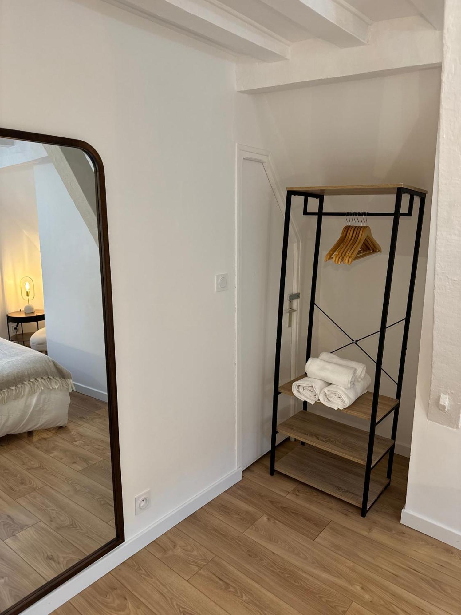 La Suite - Parvis Cathedrale Chartres Exteriör bild